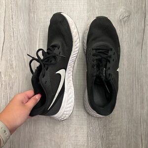 black nike shoes